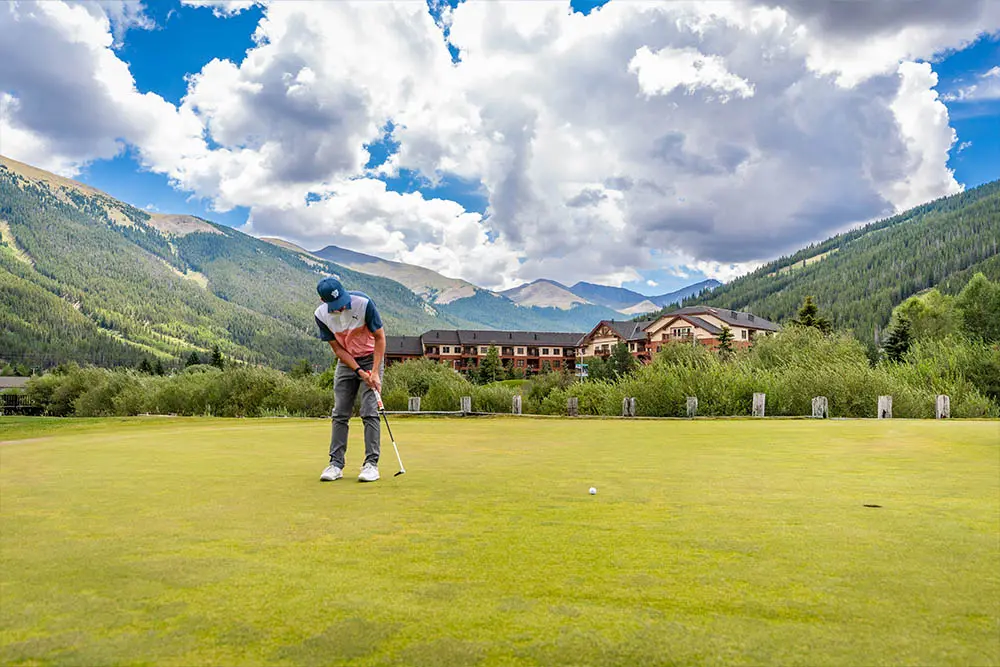 golfer putting at Copper Creek Golf Course